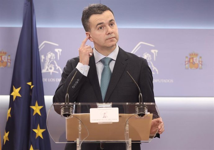 El portavoz del Grupo Parlamentario Socialista en el Congreso de los Diputados, Héctor Gómez, interviene en una rueda de prensa antes de participar en una Junta de portavoces del Congreso de los Diputados, a 22 de noviembre de 2021, en Madrid (España).