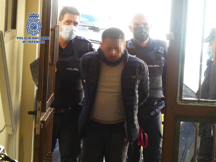 Imagen del traslado de uno de los detenidos, custodiados por la Policía Nacional