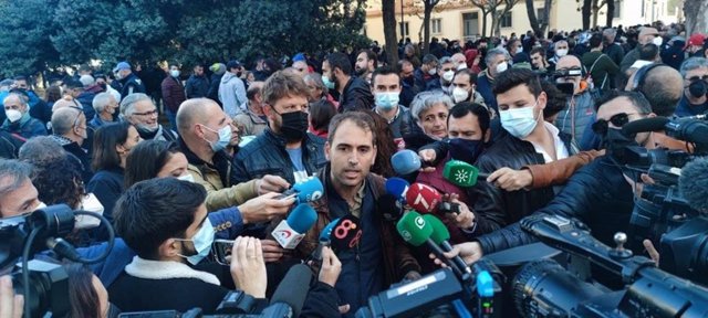 El coordinador general de IU Andalucía, Toni Valero, atiende a los medios en la manifestación de trabajadores del metal de Cádiz.