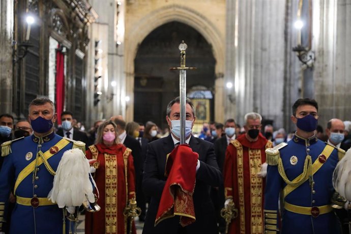 El alcalde de Sevilla, Juan Espadas, porta la espada de San Fernando en la tradicional procesión dentro de la Catedral con motivo de la Festividad de San Clemente.