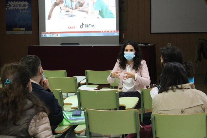 Familias, docentes y alumnado se forman en nuevas tecnologías con el proyecto de alfabetización digital '#SeguridadDigital', impulsado por Fundación ANAR y TikTok.