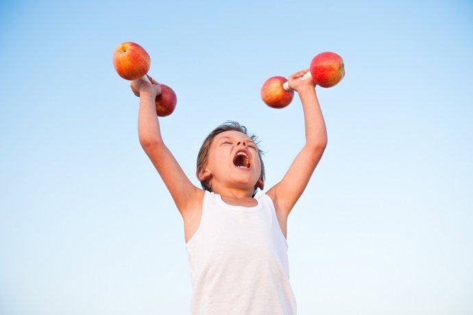 Archivo - Niño sano haciendo deporte con pesas