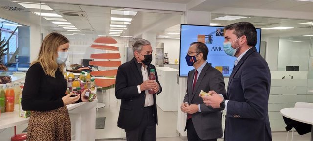 El consejero Antonio Luengo durante su visita a las instalaciones de la empresa AMC Natural Drinks.