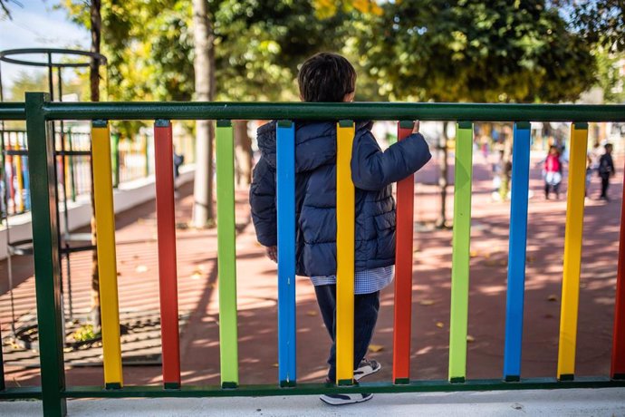 Un niño juega en el patio del Colegio Alameda de Osuna el día en que entra en vigor la medida que permite no utilizar mascarilla en los patios escolares de Madrid, a 25 de octubre de 2021, en Madrid, (España).