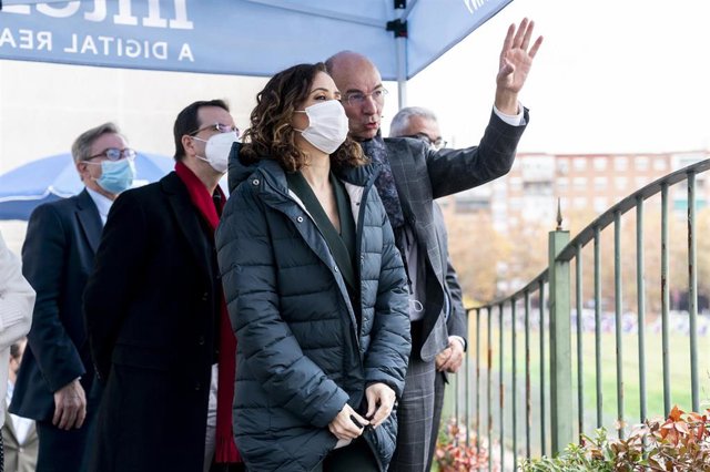 La presidenta de la Comunidad de Madrid, Isabel Díaz Ayuso y el director general de Interxion, Robert Assink, a su llegada a la presentación de MAD4, en el Hotel Elba, a 22 de noviembre de 2021, en Madrid, (España). MAD4, el nuevo centro de datos de la em