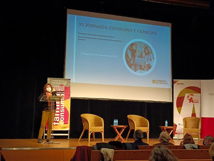 La consejera de Ciudadanía y Derechos Sociales del Gobierno de Aragón, María Victoria Broto, inaugura la XI Jornada Consumo y Familias.
