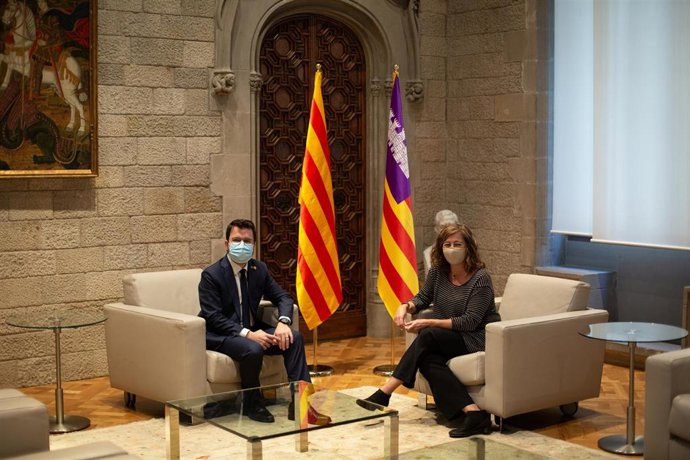 Archivo - El presidente de la Generalitat, Pere Aragons (i), durante un encuentro con la presidenta de Baleares, Francina Armengol (d), en el Palau de la Generalitat el pasado mes de octubre.