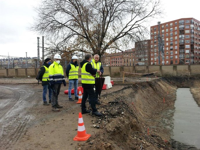 El concejal de Planeamiento Urbanístico y Vivienda, Manuel Saravia, visita las obras del nuevo paso de Labradores-Panaderos-Avenida de Segovia.