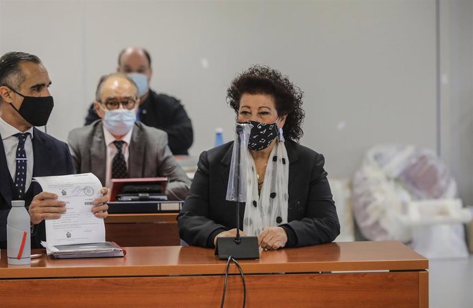 La exdirectora del Ivam Consuelo Ciscar (1d) y su abogado Juan Molpoceres (2d) durante el juicio