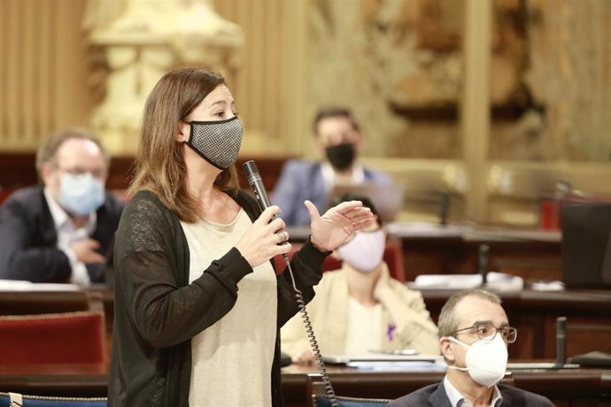 Archivo - La presidenta del Govern, Francina Armengol, en el pleno del Parlament.