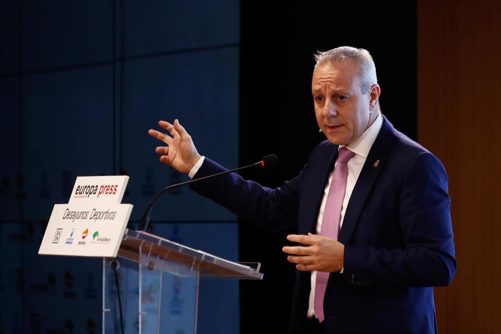 El presidente de la Real Federación Española de Balonmano, Francisco Blázquez, interviene en un Desayuno deportivo de Europa Press