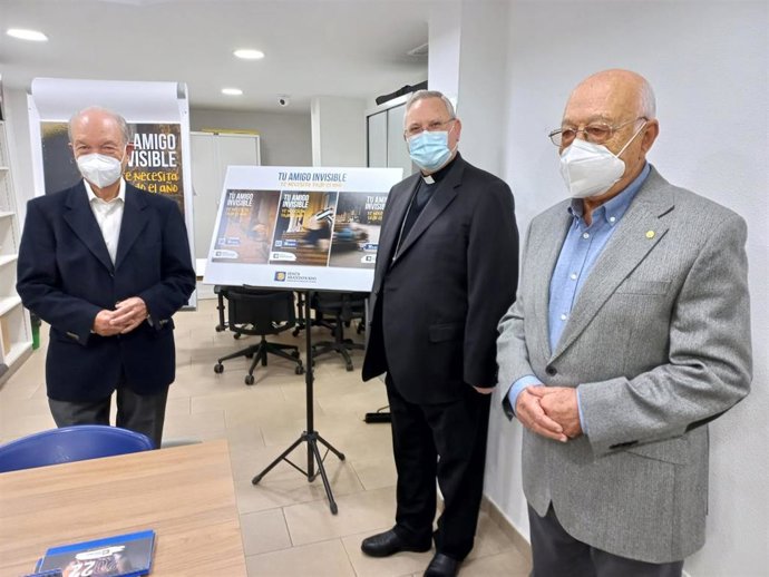 En el centro, el obispo, José Manuel Lorca Planes, durante la rueda de prensa de presentación de la campaña
