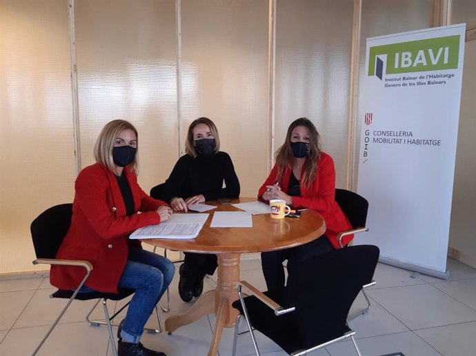 Reunión entre la gerente del Instituto Balear de la Vivienda, Cristina Ballester, con la presidenta y la gerente de la Asociación de Constructores de Baleares, Fanny Alba y Sandra Verger.