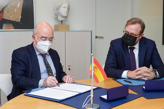 El representante permanente de España ante el Consejo de Europa, Manuel Montobbio, y el secretario general adjunto de este organismo, Bjorn Berge, durante la firma del Convenio sobre Acceso a Documentos Públicos