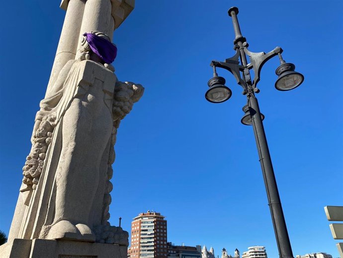 Algunas de las principales estatuas y esculturas ubicadas en las calles de la ciudad de Valncia lucen pañuelos de color morado con motivo del 25N, Día Internacional de la Eliminación de la Violencia contra la Mujer.
