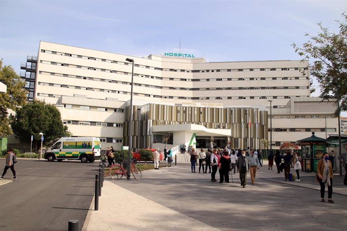 Fachada principal del Hospital Virgen Macarena de Sevilla.