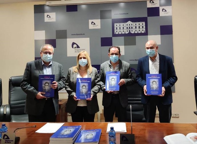 Enrique Delgado (i), Yolanda de Gregorio, Benito Serrano y José Luis Vicente presentan el libro 'Un año de pandemia en Soria'.