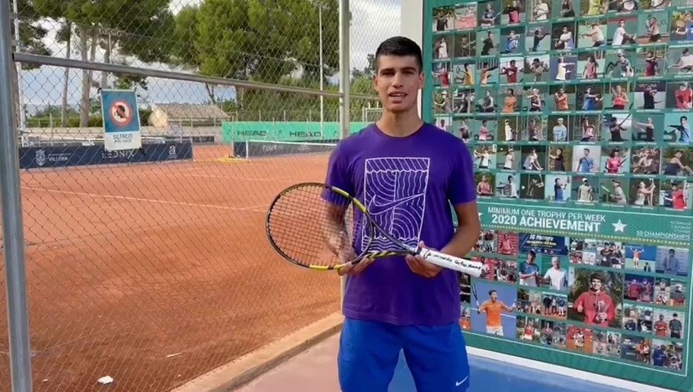 Carlos ALcaraz posa con la raqueta