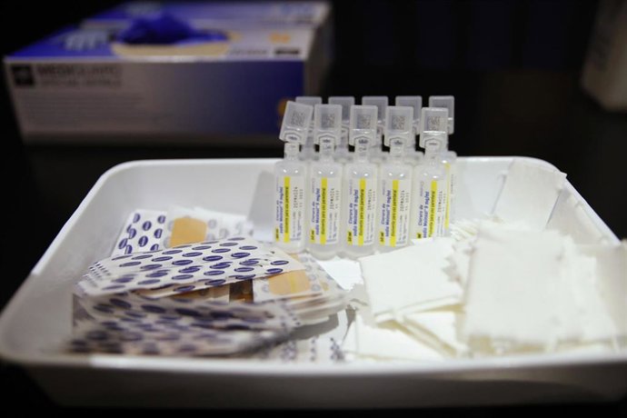 Archivo - Viales con la vacuna de Pfizer contra el Covid-19.