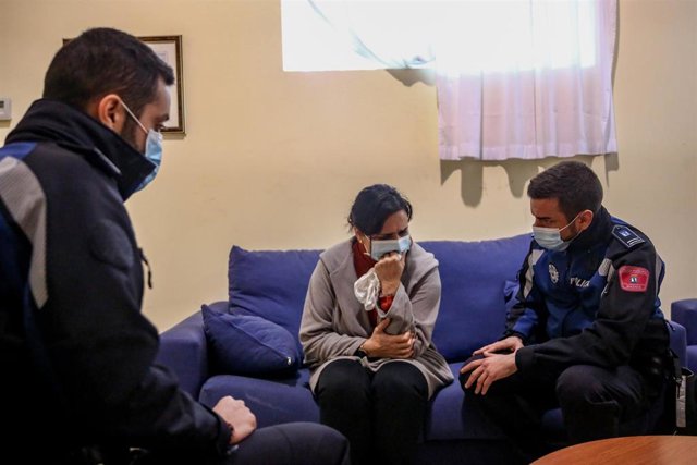 Archivo - Varios agentes de policía atienden a una mujer víctima de violencia de género en una simulación durante ejercicio de formación impartido por la Policía Municipal de Madrid que simula un caso de violencia de género y violencia familiar, en el Ins