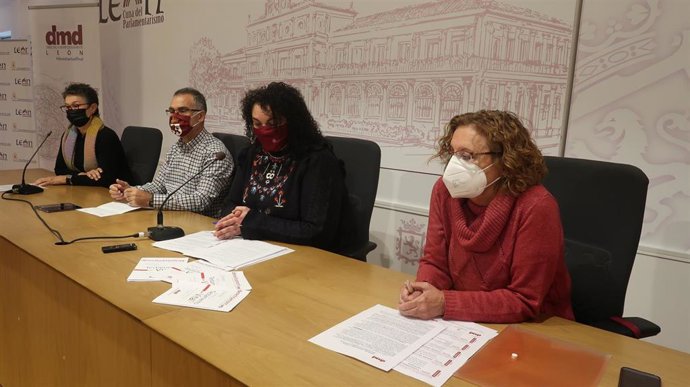 La concejal de Bienestar Social, Vera López; el concejal de Participación Ciudadana, Nicanor Pastrana; -ambos en el centro- y las representantes de DMD León, Ana Para y Elena Burón.