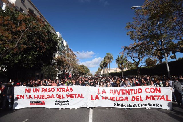 Miles de personas se manifiestan en Cádiz en apoyo a los trabajadores del sector del metal.