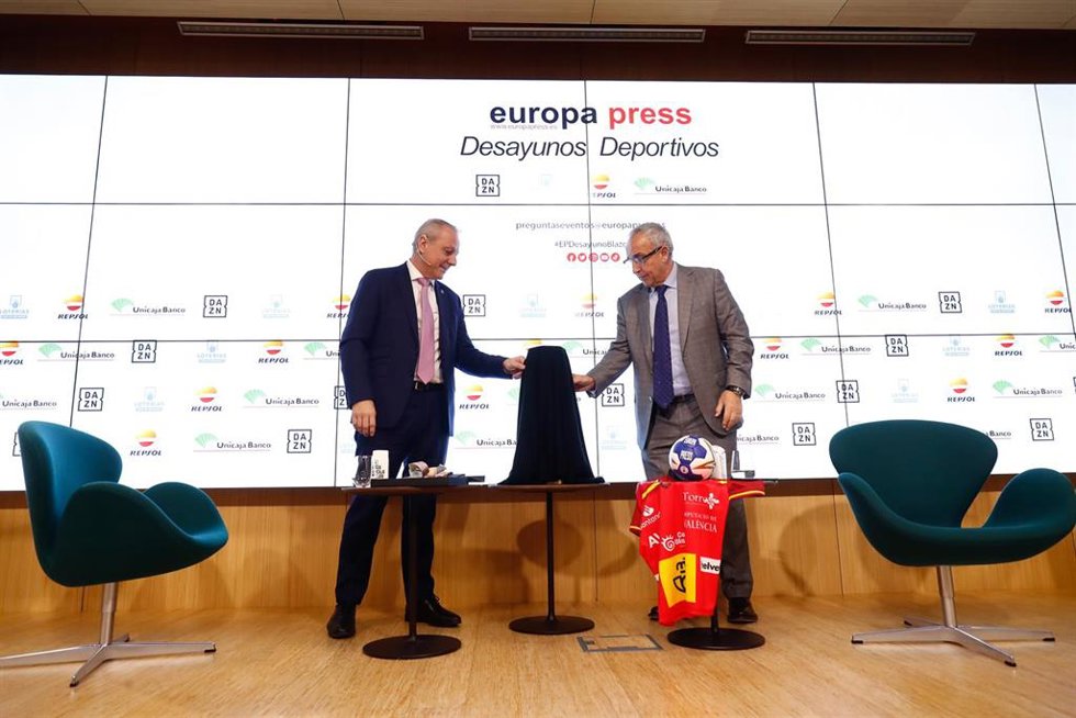 El presidente de la Real Federación Española de Balonmano, Francisco Blázquez (i) y el presidente del Comité Olímpico Español (COE), Alejandro Blanco (d), antes de destapar el trofeo del Mundial de Balonmano Femenino