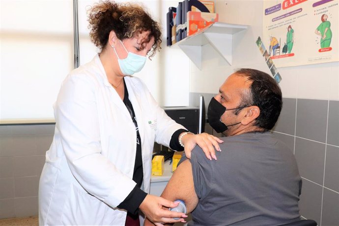 Una enfermera implanta el sistema flash a un paciente en una consulta del Hospital Juan Ramón Jiménez.