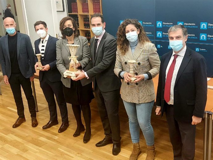 Armisén y Simón, junto con premiados.