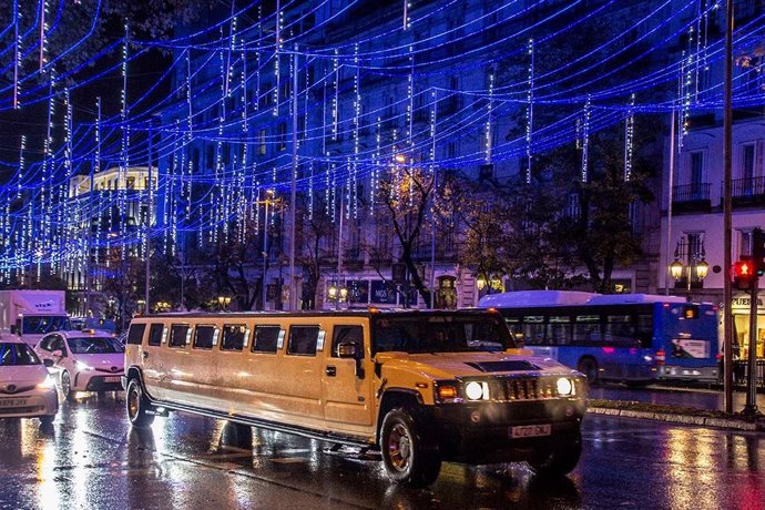 Paseo Hummer para ver luces de Navidad en Madrid.