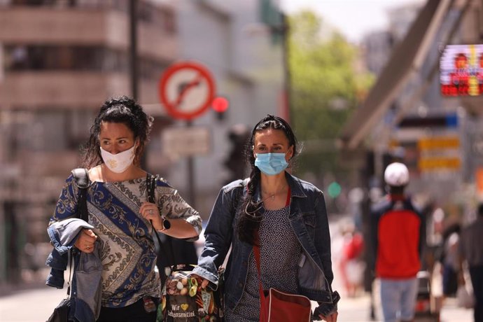 Archivo - Dos mujeres con mascarilla pasean por una céntrica calle de Vitoria-Gasteiz, Álava