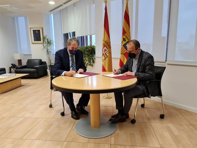 El consejero de Educación, Cultura y Deporte del Gobierno de Aragón, Felipe Faci, y el responsable de Negocio Institucional y Patrocinio de Ibercaja, Fernando Arcega, firman el convenio.