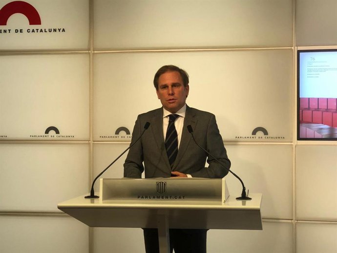 El portavoz de Vox en el Parlament, Joan Garriga, en rueda de prensa en la Cámara catalana 23 de noviembre de 2021, en Barcelona.