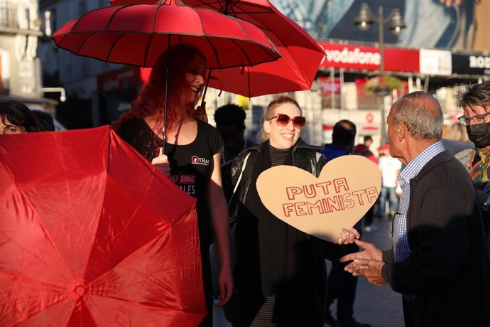 Archivo - Varias trabajadoras sexuales con paraguas rojos, durante una protesta.