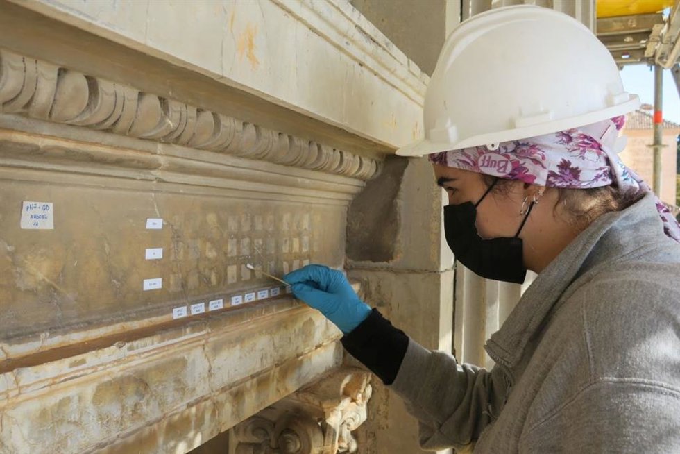 Trabajos de restauración en una de las portadas del Palacio de Carlos V.