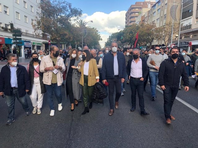 Ruiz Boix acompañado de otros dirigentes socialistas en la manifestación del metal en Cádiz.