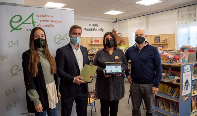 Indra dona tabletas a Fundación Educo para prevenir y detectar el sufrimiento infantil en el Polígono Sur de Sevilla
