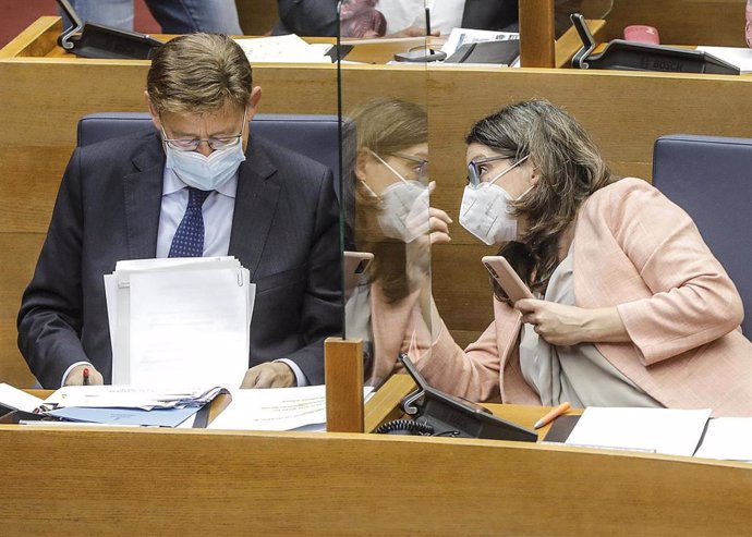 Archivo - La vicepresidenta de la Comunidad Valenciana, Mónica Oltra, y el 'president' de la Generalitat, Ximo Puig, conversan durante un pleno de Les Corts