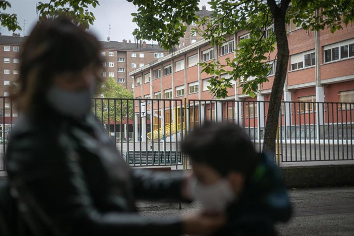 Archivo - Una madre y su hijo a las puertas del CEIP Umandi 