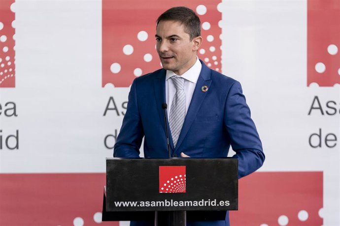 El portavoz del PSOE en la Asamblea de Madrid, Juan Lobato, ofrece una rueda de prensa antes de una sesión de control al Gobierno regional en la Asamblea, a 4 de noviembre de 2021, en Madrid, (España).  El Pleno de la Asamblea de Madrid de este jueves c