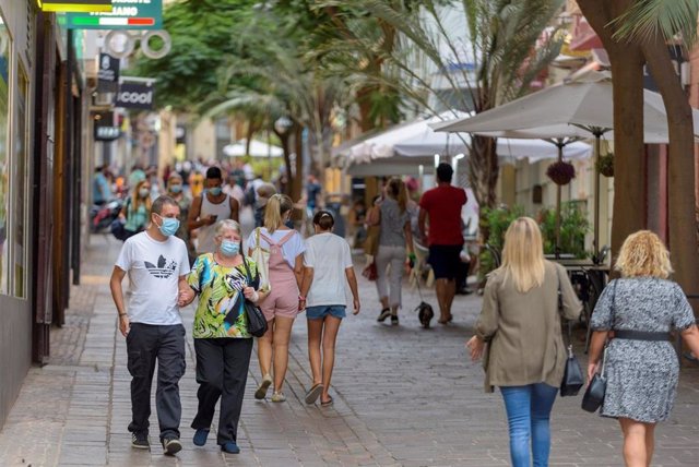 Archivo - Gente con mascarilla paseando por la calle Teobaldo Power,  en Santa Cruz de Tenerife