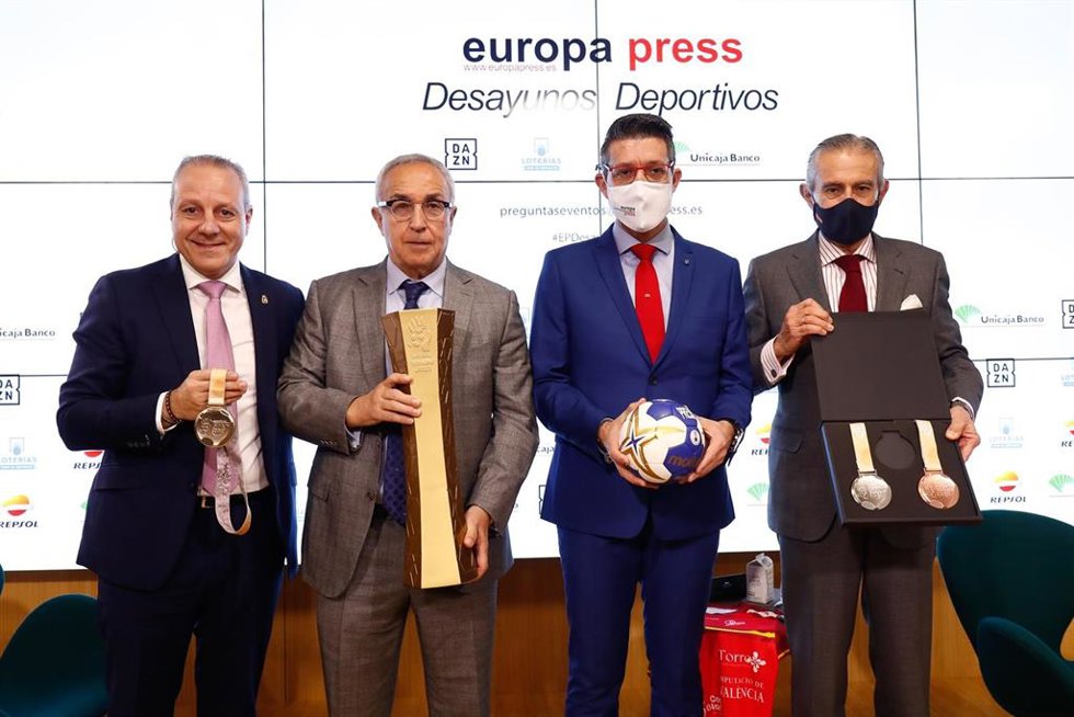 La RFEBM presenta el trofeo y las medallas del Mundial femenino de balonmano de España 2021.