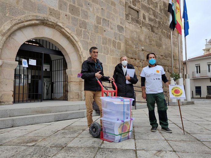 Miembros de la Plataforma cívica Sierra de Montánchez-Natura registra en Presidencia de la Junta sus alegaciones contra el proyecto de renovables en la zona.