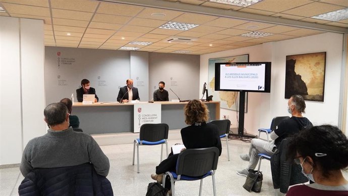 El conseller de Medio Ambiente y Territorio, Miquel Mir, y el director general de Residuos y Educación Ambiental, Sebasti Sansó, han presentado el informe.