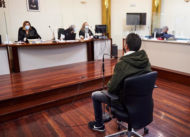 El conductor acusado por el accidente mortal de la rotonda de Corbán (Santander), durante un juicio contra él en la Audiencia Provincial de Santander