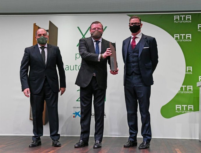 El dúo 'Los Morancos' recibe un premio de manos del presidente de ATA, Lorenzo Amor.