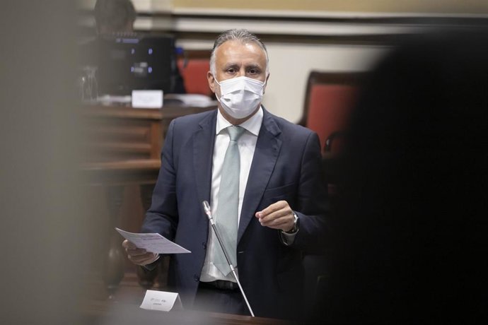 Archivo - El presidente de Canarias, Ángel Víctor Torres, en la sesión de control del Gobierno en el Parlamento de Canarias