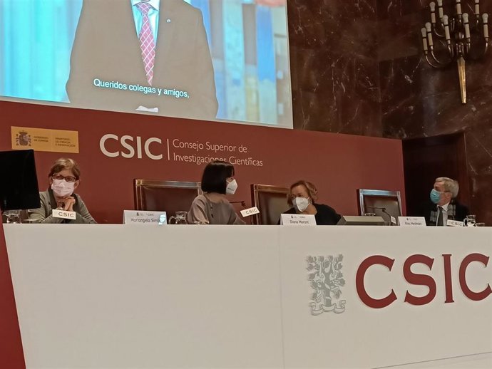 La ministra de Ciencia e Innovación, Diana Morant; la presidenta del CSIC, Rosa Menéndez; el director ejecutivo de MPP, Charles Gore; y la subdirectora general para el Acceso a Medicamentos, Vacunas y Productos Farmacéuticos de la OMS, Mariangela Simo.
