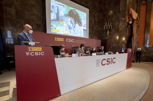 Vista general de la mesa de la firma de un acuerdo entre el CSIC y Medicines Patent Pool, a 23 de noviembre de 2021, en Madrid (España). El fin del acuerdo es facilitar test serológicos para la covid-19 a disposición de los países más necesitados. Este co