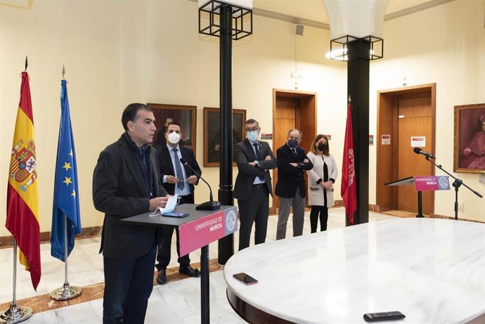 El catedrático Antonio Skarmeta durante la explicación del convenio con Odin Solutions